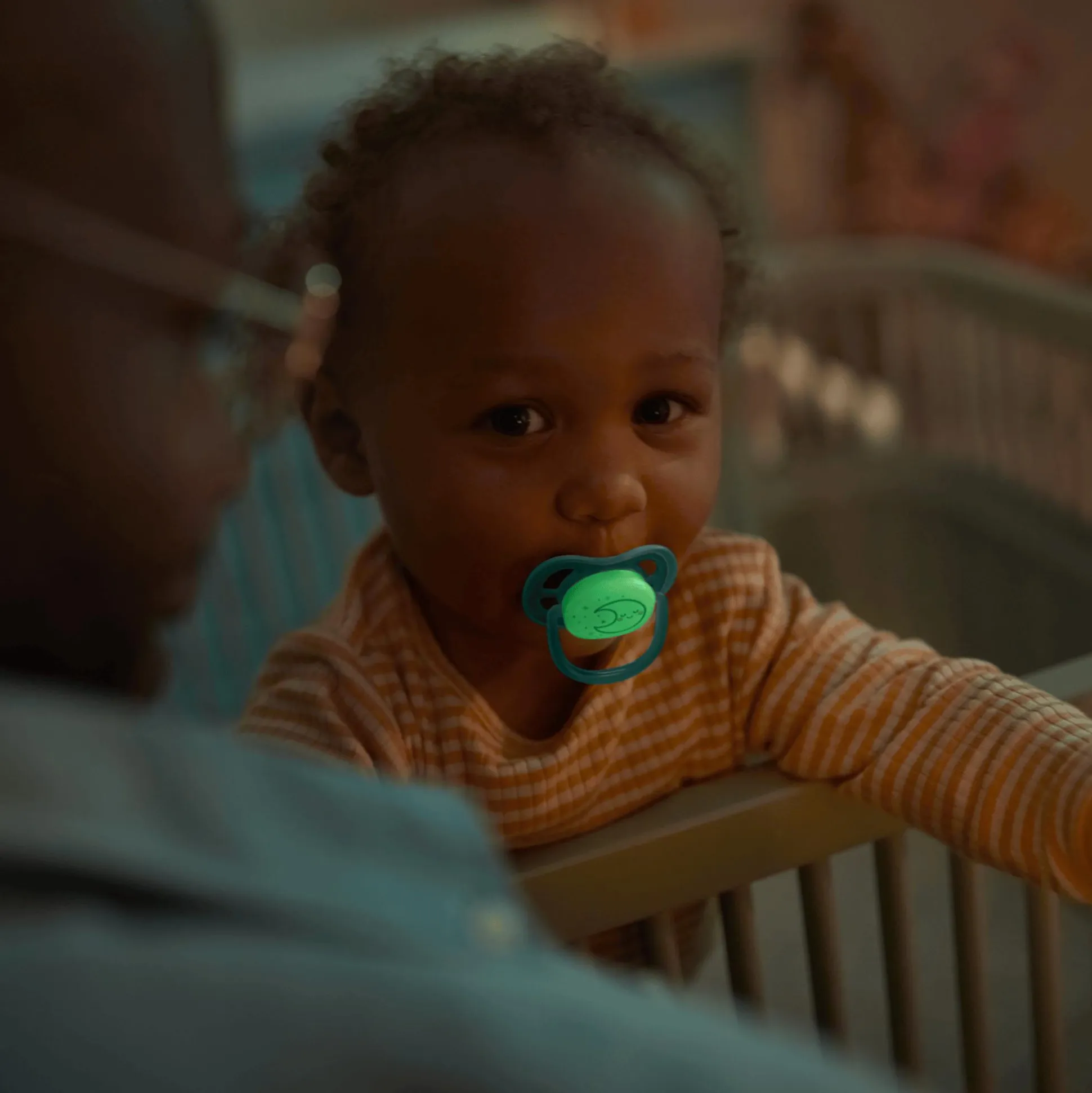 Beruhigungssauger Ultra Air Nighttime 6-18 Monate SCF376/13