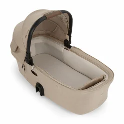 DEMI next Wanne Cosmopolitan