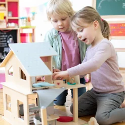 Puppenhaus mit Möbeln