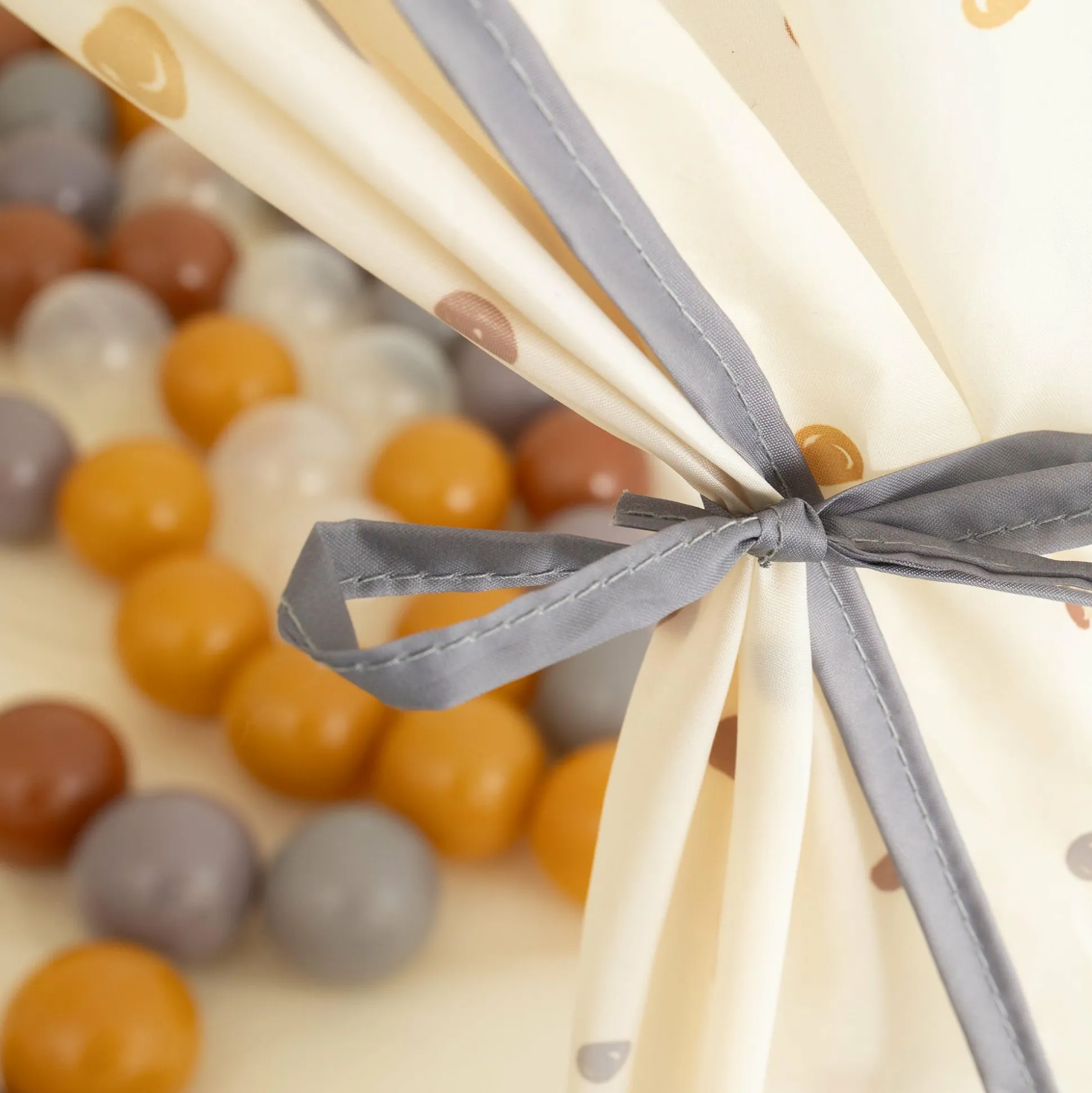 Spielzelt mit 100 Bällen