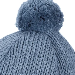 Strickmütze mit Bommel