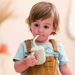 Trinkbecher mit Strohhalm