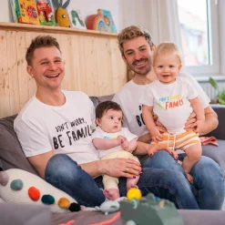 T-Shirt "Don't worry, be family"